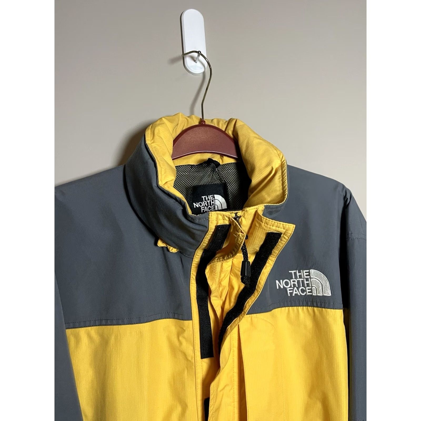 The North Face VINTAGE The North Face Gore-Tex Jacket Men L Yellow Water Resistant Rain Coat Wind Ski Hiking 90s (B510) Size US L / EU 52-54 / 3 - 3 Thumbnail