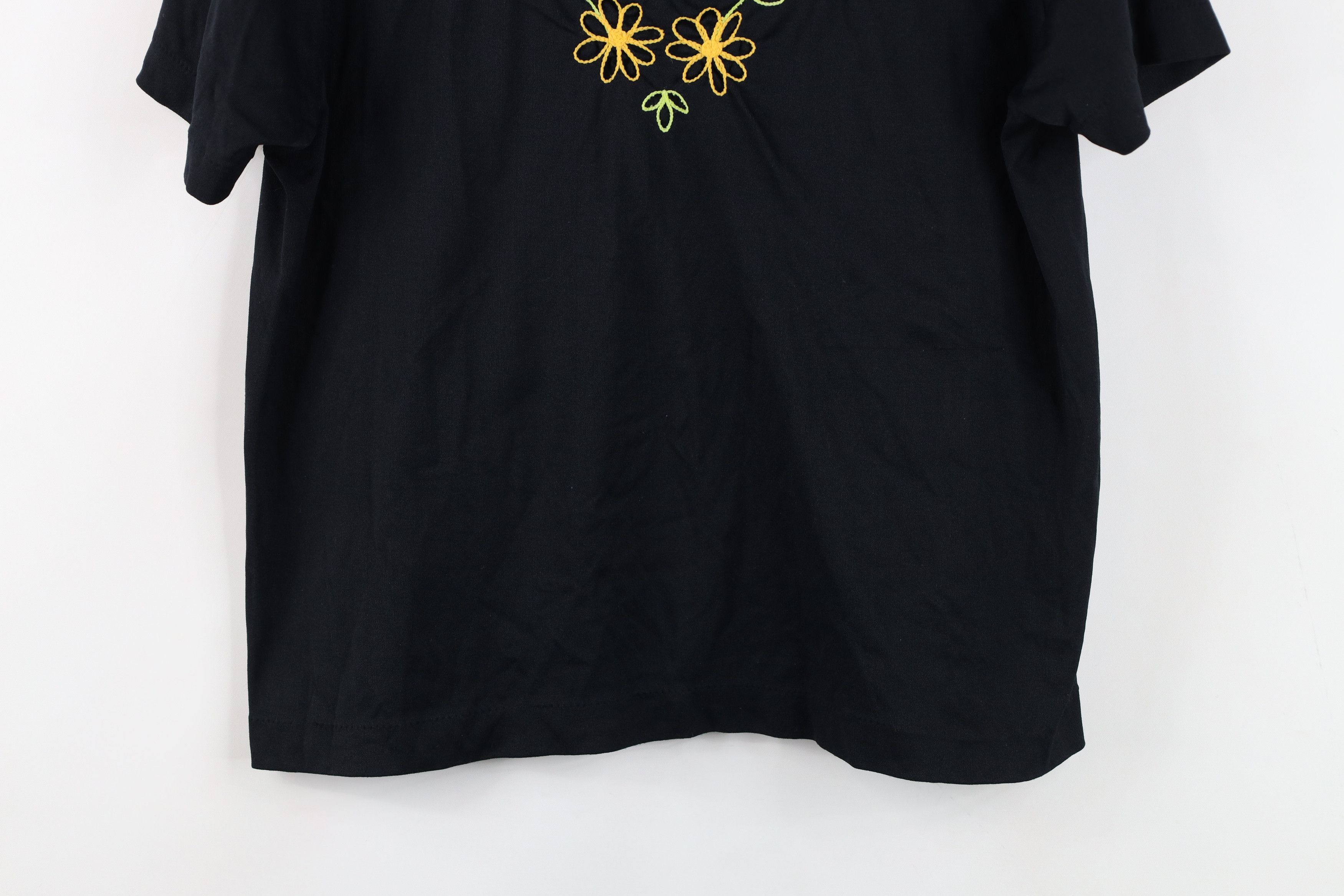 Vintage Vintage 70s Embroidered Flower Cropped Knit T-Shirt Black Size L / US 10 / IT 46 - 3 Thumbnail