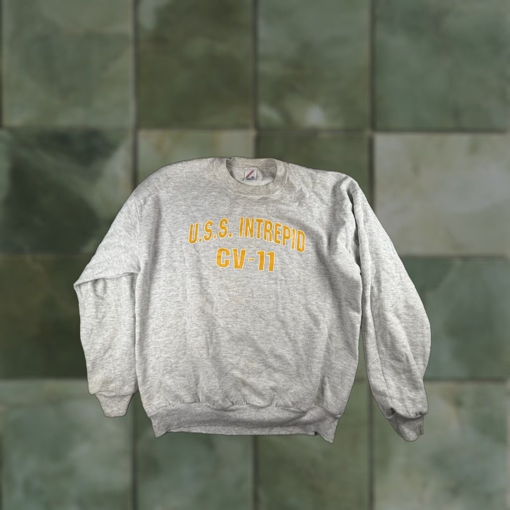 Vintage VINTAGE Mens Sweatshirt Navy U.S.S. INTREPID Size XL Gray Mens Navy Sweatshirt Light wear Pre owned Used with stains 330 Size US XL / EU 56 / 4 - 1 Thumbnail