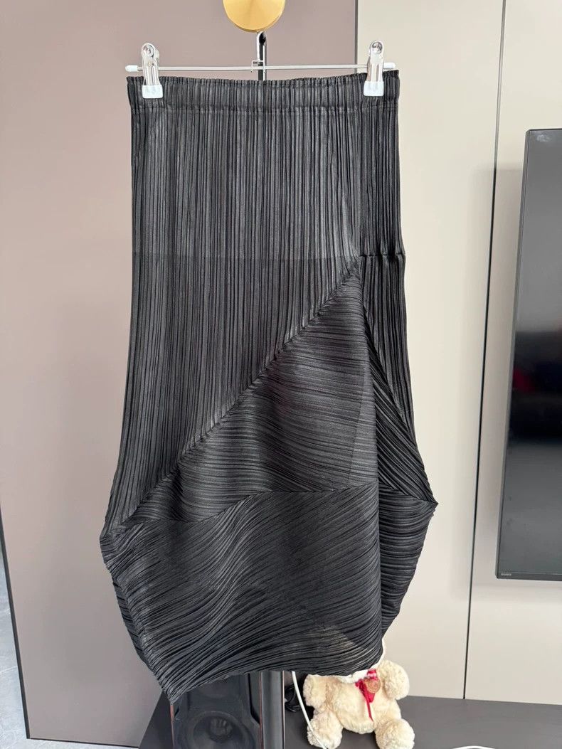 Issey Miyake Issey Miyake size:3 Black half-skirt for the opposite sex Size 29" - 1 Thumbnail