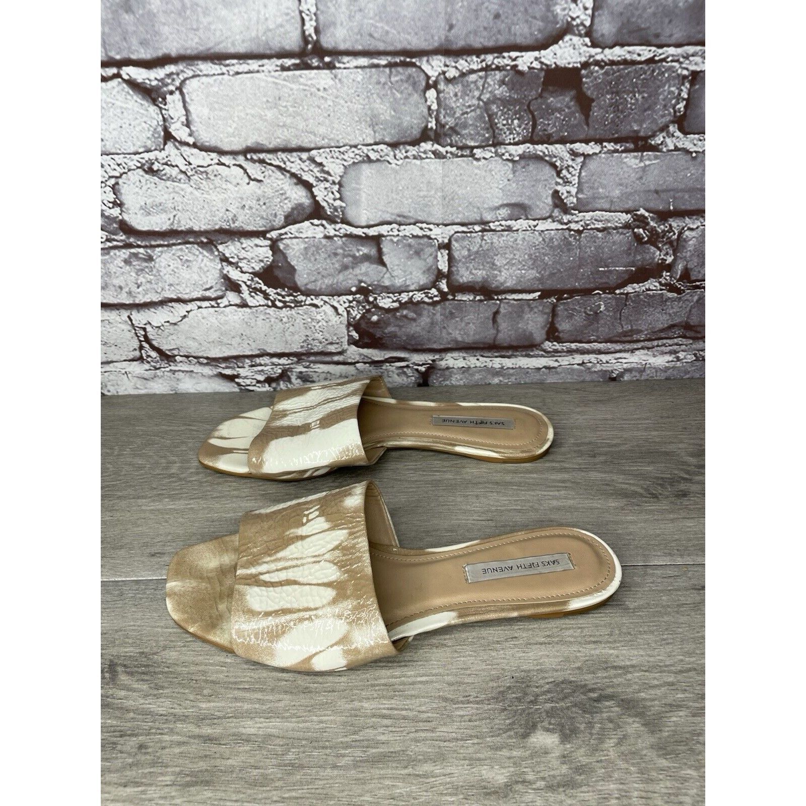 Saks Fifth Avenue Saks Fifth Avenue White Tan Patent Leather Slides Open Toe F Size US 9 / IT 39 - 10 Thumbnail