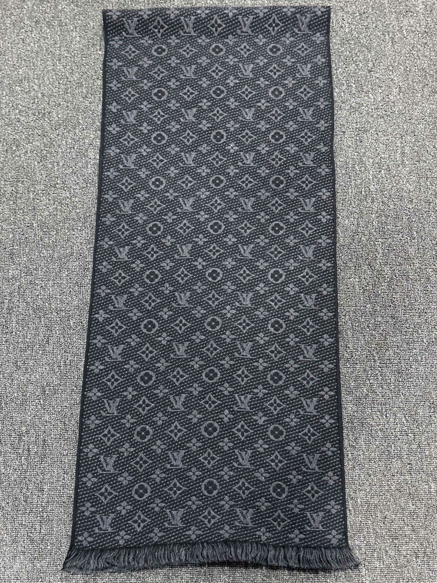 Louis Vuitton Louis Vuitton Wool Gray Scarf one size Men Size ONE SIZE - 1 Thumbnail