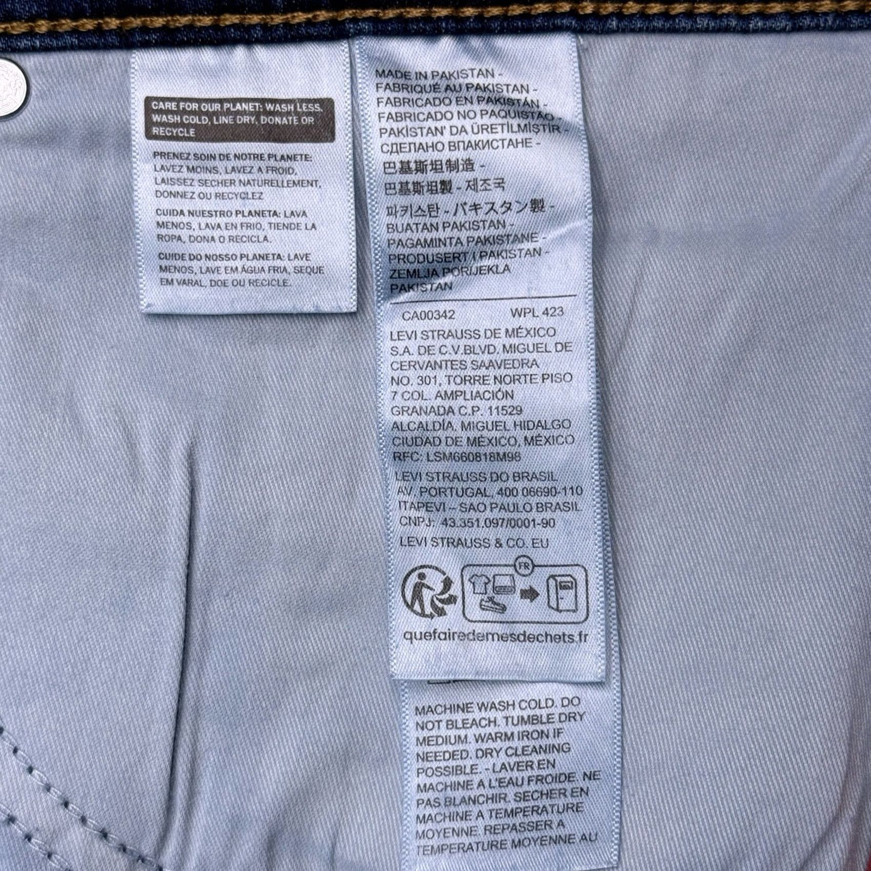 Levi's Levi's Bermuda Shorts Womens 24W Mid Rise Shaping Denim 5-Pocket Blue 10in Inseam Plus Size Size 42" / US 20 - 6 Thumbnail