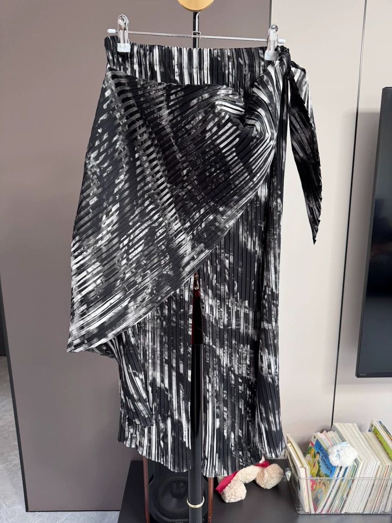 Issey Miyake Issey Miyake Black and white pleated pants Size 25" / US 0 / IT 36 - 1 Thumbnail