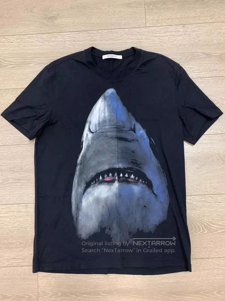 Givenchy givenchy shark graphic short sleeve t. Size US L / EU 52-54 / 3 - 1 Thumbnail