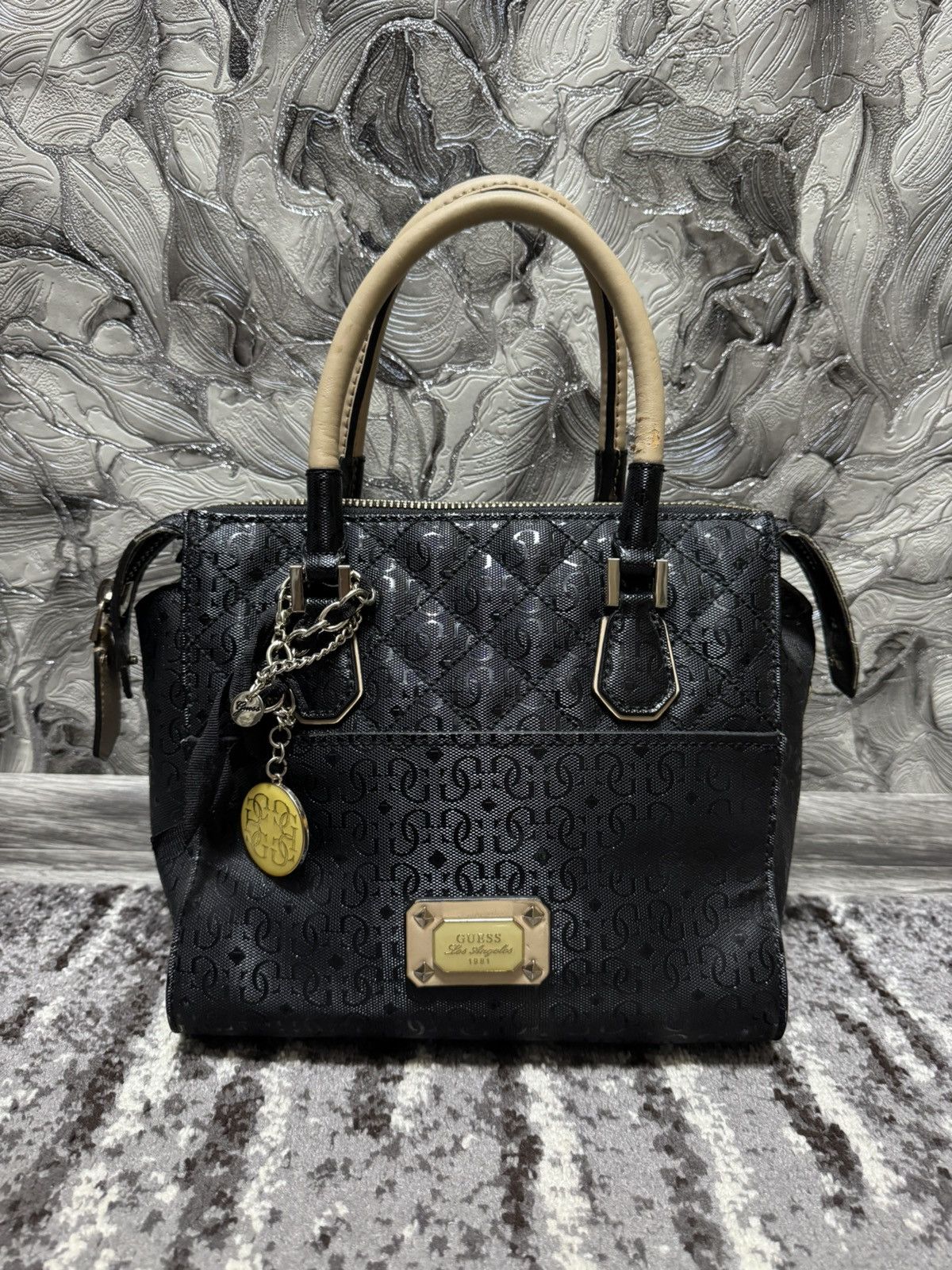Elegant Guess Handbag – Timeless Black Gold Design