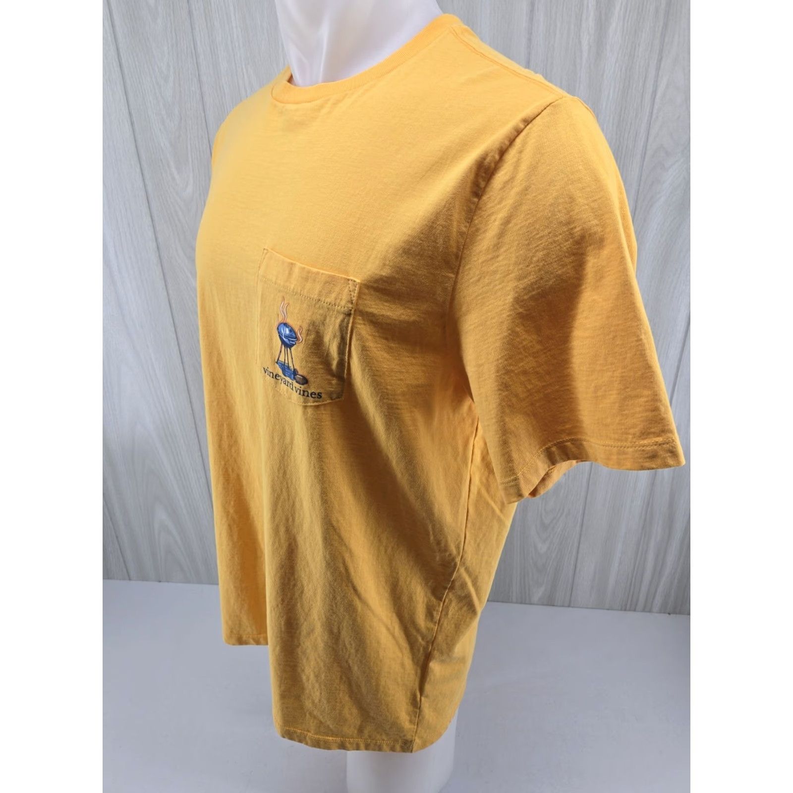 Vineyard Vines Vineyard Vines Mens T-Shirt Yellow Pocket Graphic Football Tailgating Grilling L SS Size US L / EU 52-54 / 3 - 5 Thumbnail