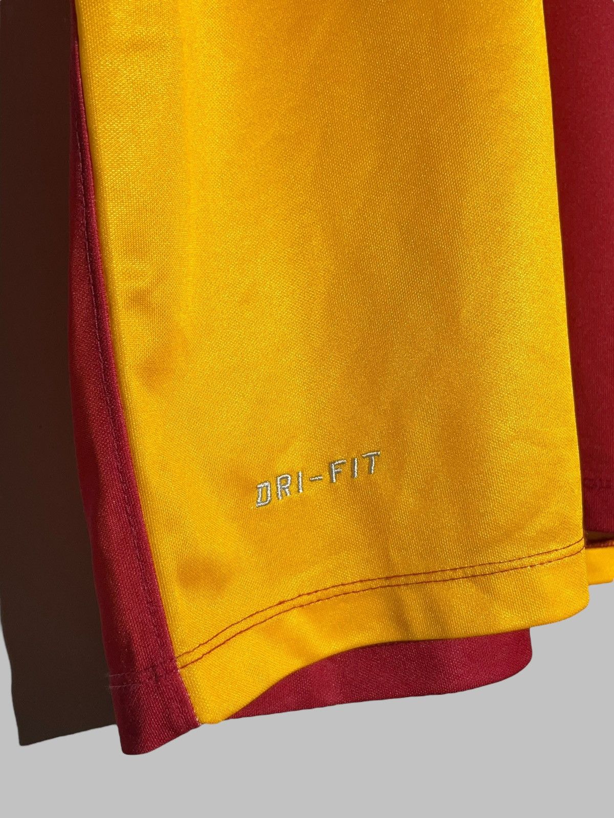 Nike Galatasaray Nike 2011/12 Home Football Shirt Soccer Jersey Size US M / EU 48-50 / 2 - 8 Thumbnail
