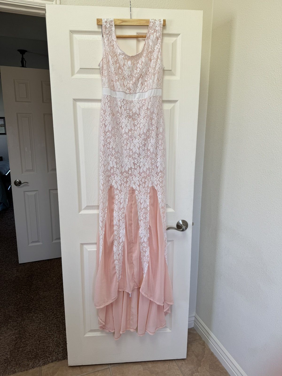 Vintage Pastel mermaid dress long train floral lace scooped back Size M / US 6-8 / IT 42-44 - 4 Thumbnail