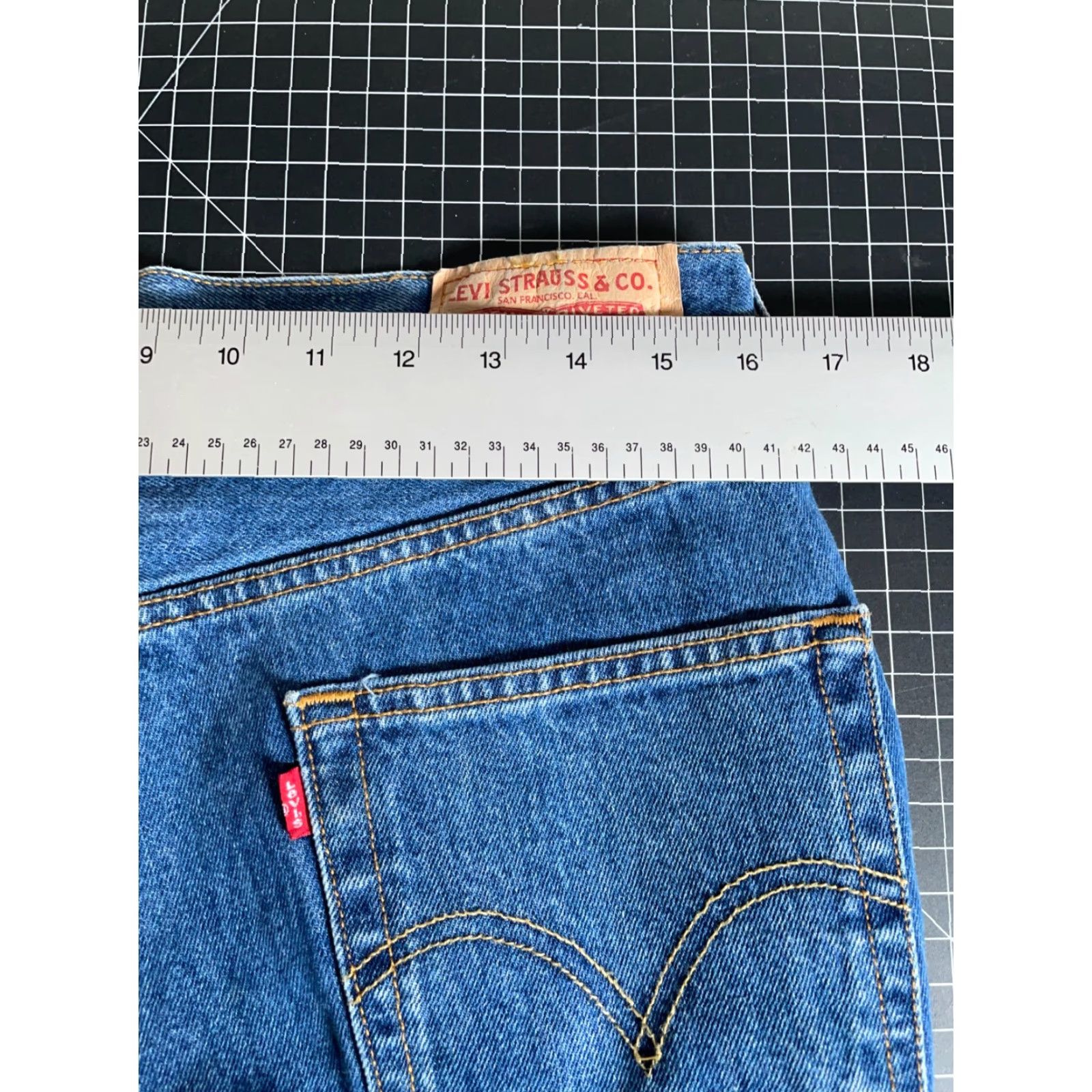 Levi's Y2K Levi's 501 Jeans Men's 32 x 30 Blue Denim Button Fly Straight Leg Vintage 90s Size US 32 / EU 48 - 5 Thumbnail