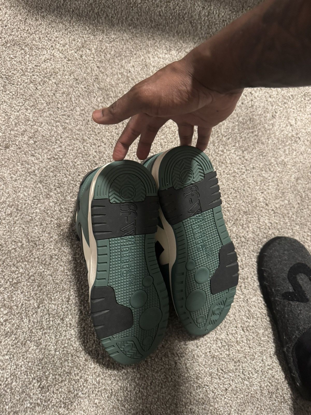 Off-White Out of office: Off-White Size US 11 / EU 44 - 3 Thumbnail