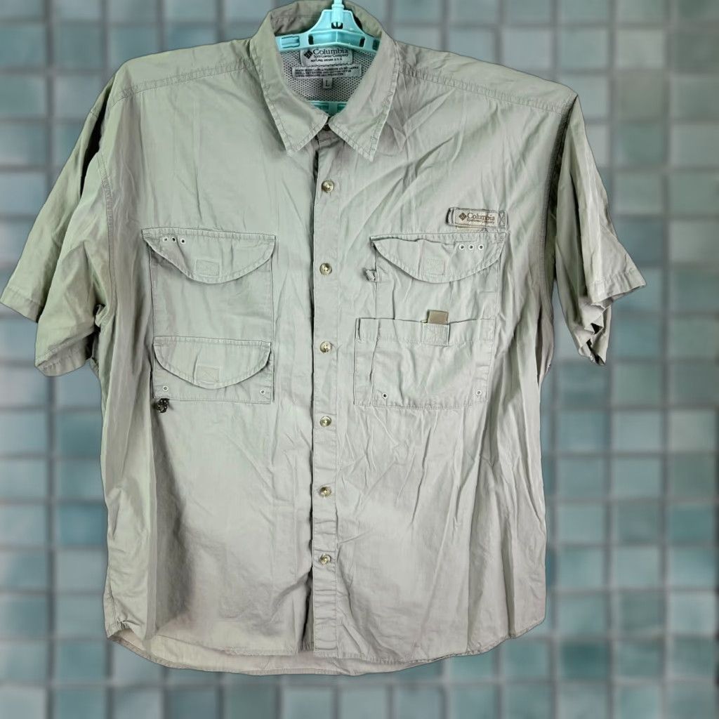 Vintage VINTAGE Columbia Men’s Shirt Short Sleeve Button-Up Gray 52 Chest Outdoor Nature 90s Summer Size US L / EU 52-54 / 3 - 1 Thumbnail