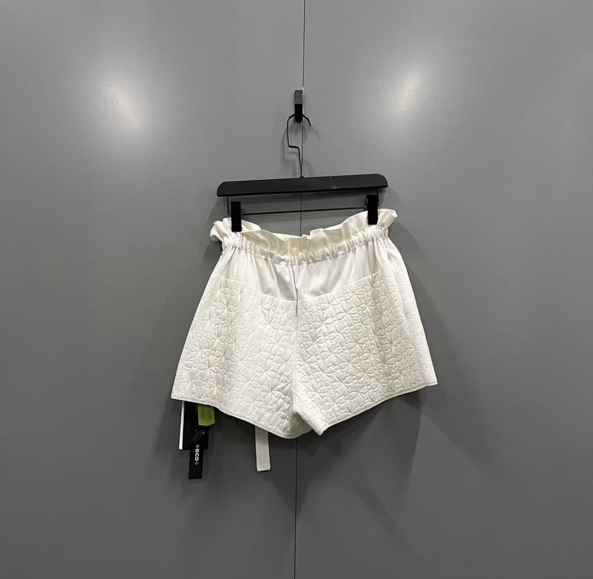 Louis Vuitton Louis Vuitton LV Monogram Embossed Shorts J41 Size 26" / US 2 / IT 38 - 2 Thumbnail