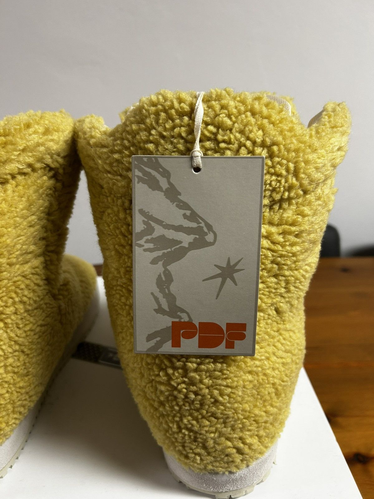 PDF PDF CHANNEL NEVE FUR BOOTS Size US 10 / EU 43 - 12 Thumbnail