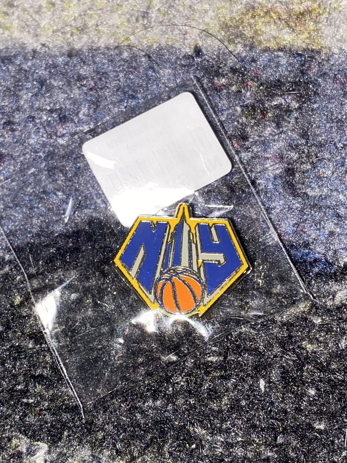 Kith × NBA Kith x New York Knicks Pin Size ONE SIZE - 1 Thumbnail