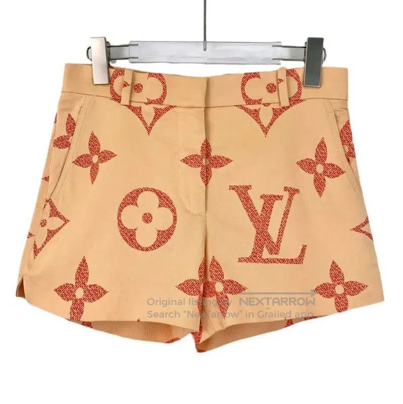 Louis Vuitton Louis Vuitton Khaki Women's Shorts . Size 22" - 1 Thumbnail