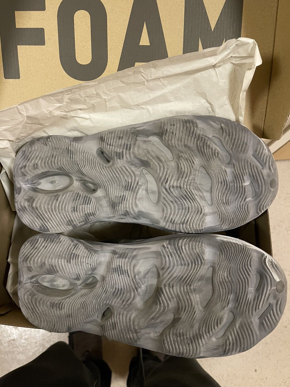 Adidas ADIDAS YZY FOAM RNNR GREY/MX GRANITE SIZE 11 Size US 11 / EU 44 - 6 Thumbnail