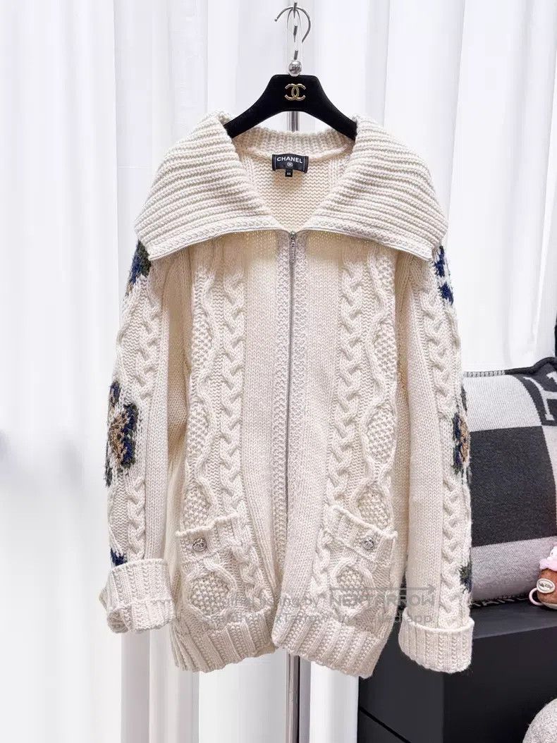 Chanel Chanel Twisted double C pattern lapel knitted zipper jacke Size M / US 6-8 / IT 42-44 - 1 Thumbnail