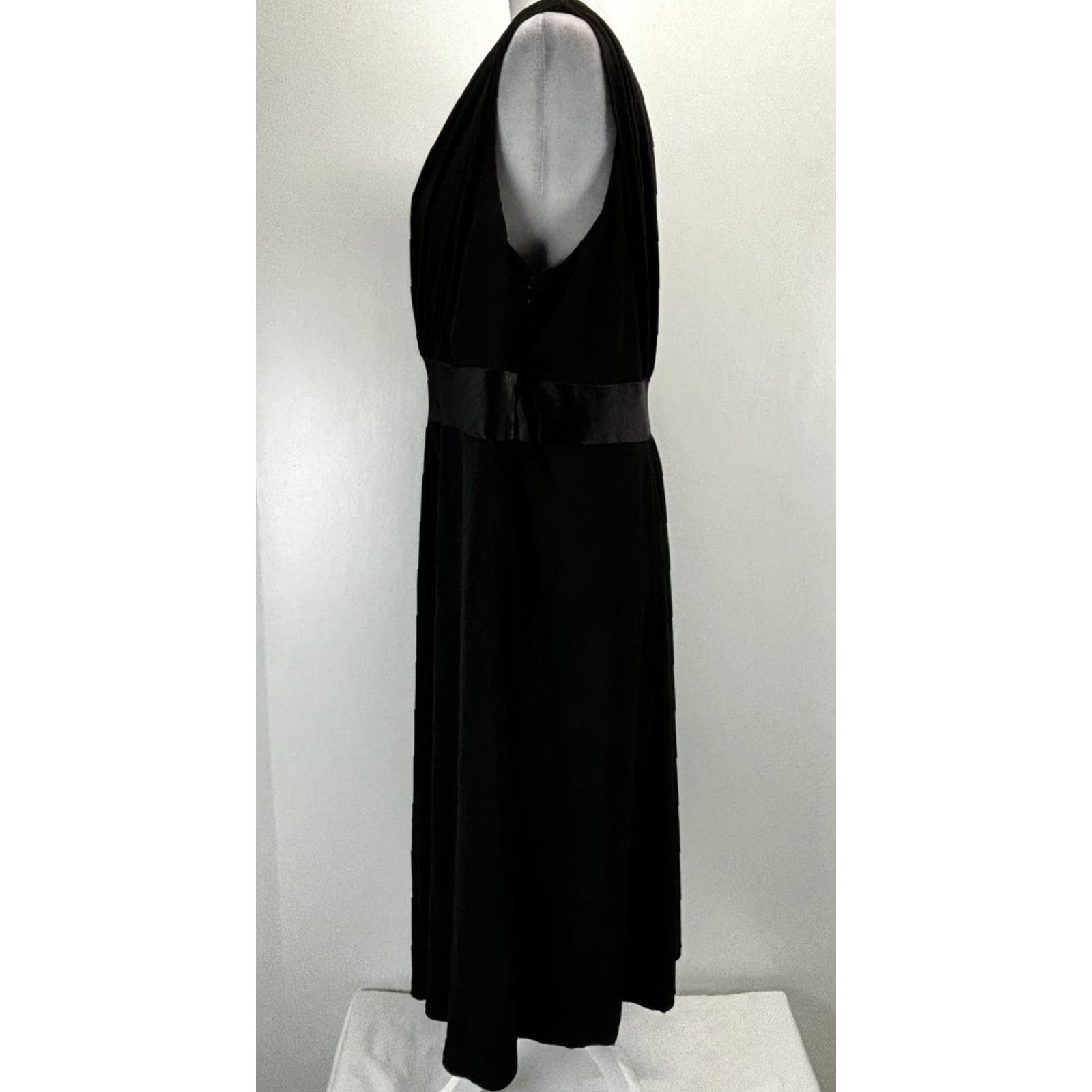 Jones New York VINTAGE Jones New York Satin Dress 18W Plus Black Knee Length Draped V-Neck Sleeveless Womens Size XXL / US 16-18 / IT 52-54 - 2 Thumbnail