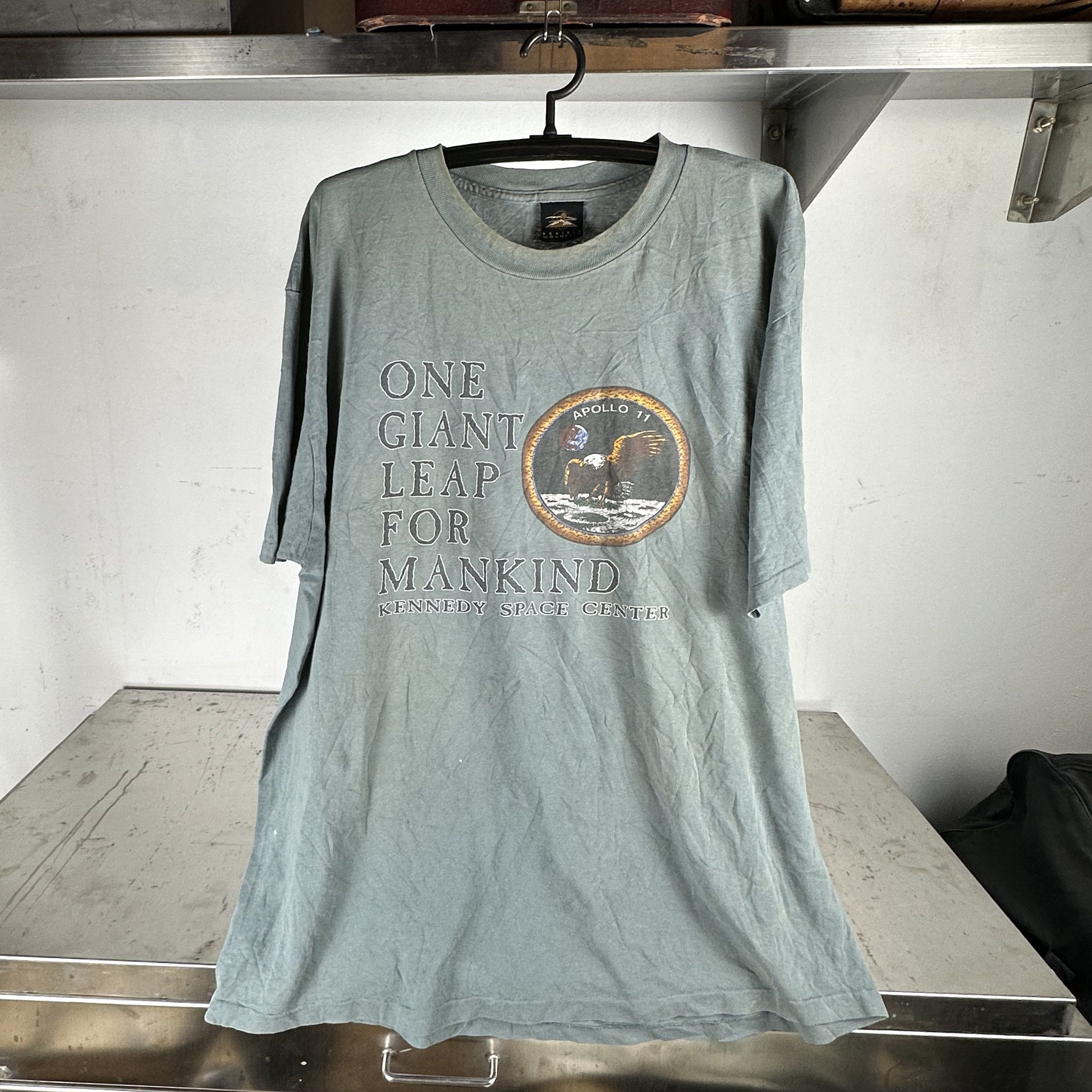 Vintage Vintage 90s Apollo 11 Kennedy Space Center Graphic T-shirt Size US XXL / EU 58 / 5 - 1 Thumbnail