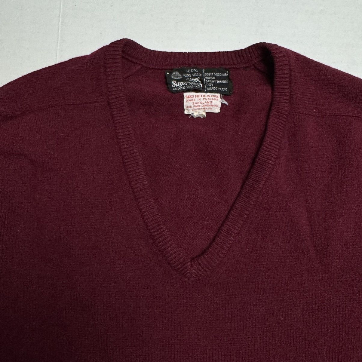 Saks Fifth Avenue Vintage Saks Fifth Avenue Virgin Wool V-Neck Sweater Size US L / EU 52-54 / 3 - 2 Thumbnail