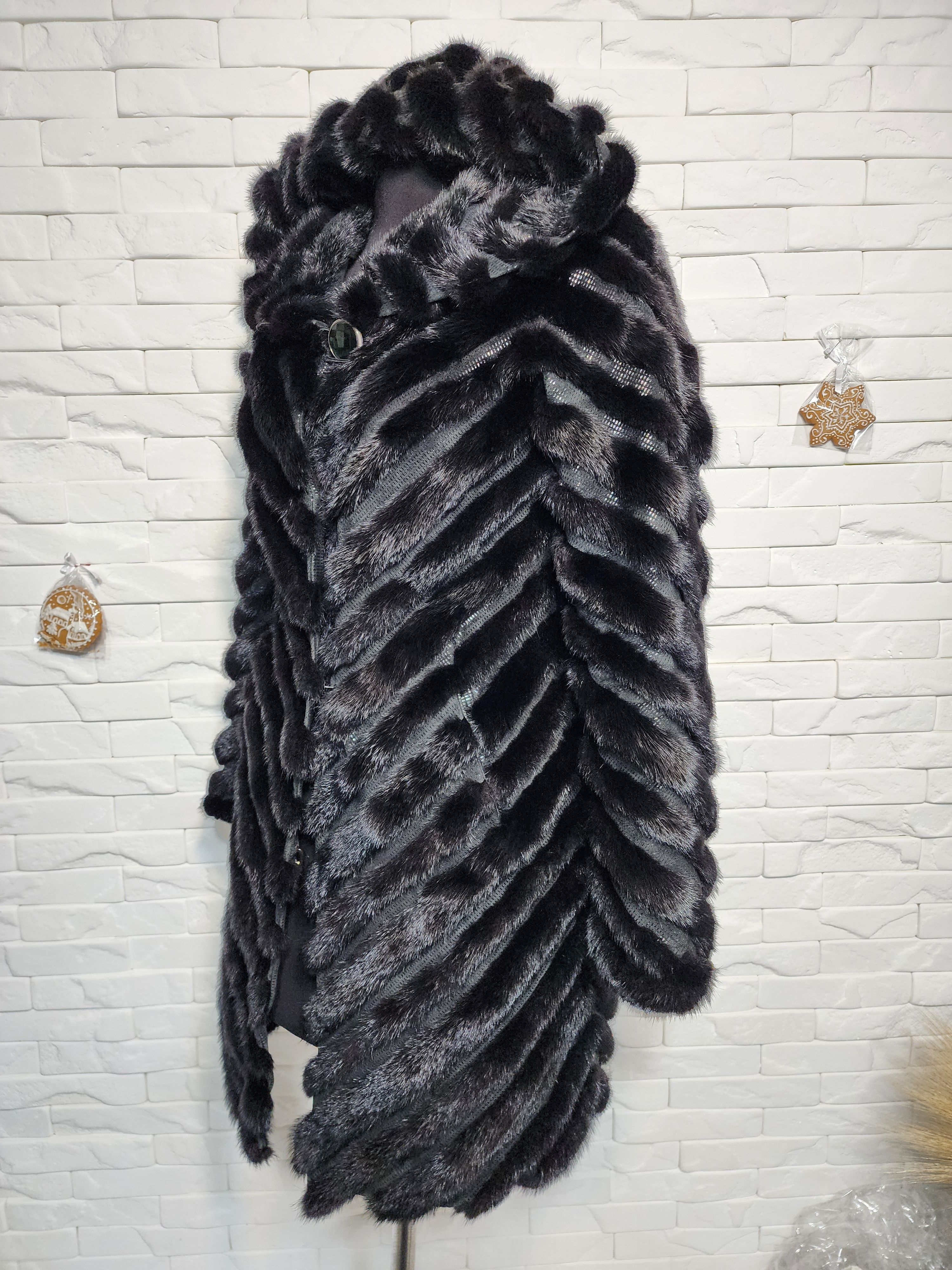 Uniqlo Black Mink Fur Coat with Hood: Women's Winter Outerwear Size S / US 4 / IT 40 - 2 Thumbnail