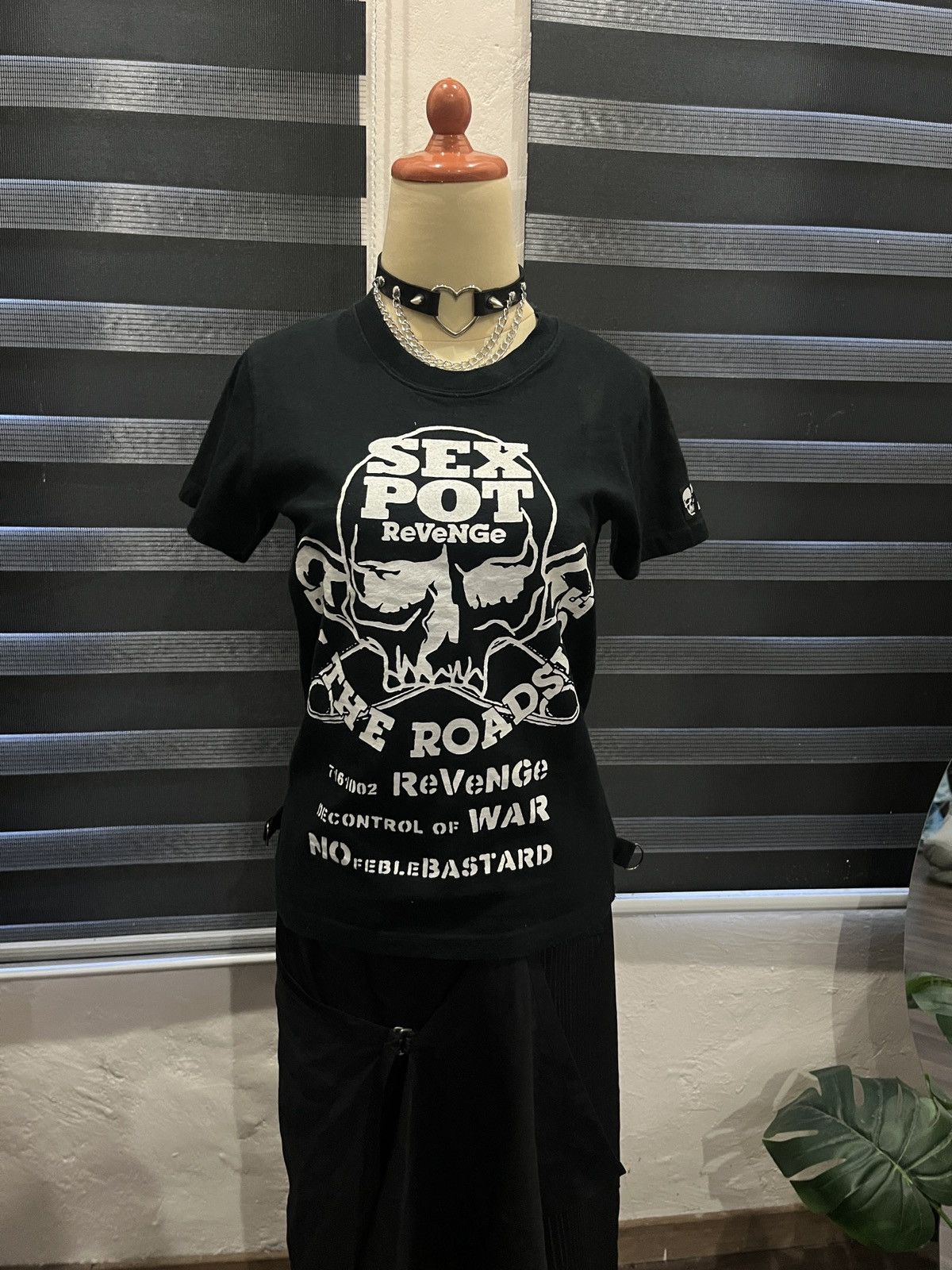 Sex Pot ReVeNGe Sexpot Revenge 'WAR' Skull Shortsleeve Size S / US 4 / IT 40 - 6 Thumbnail