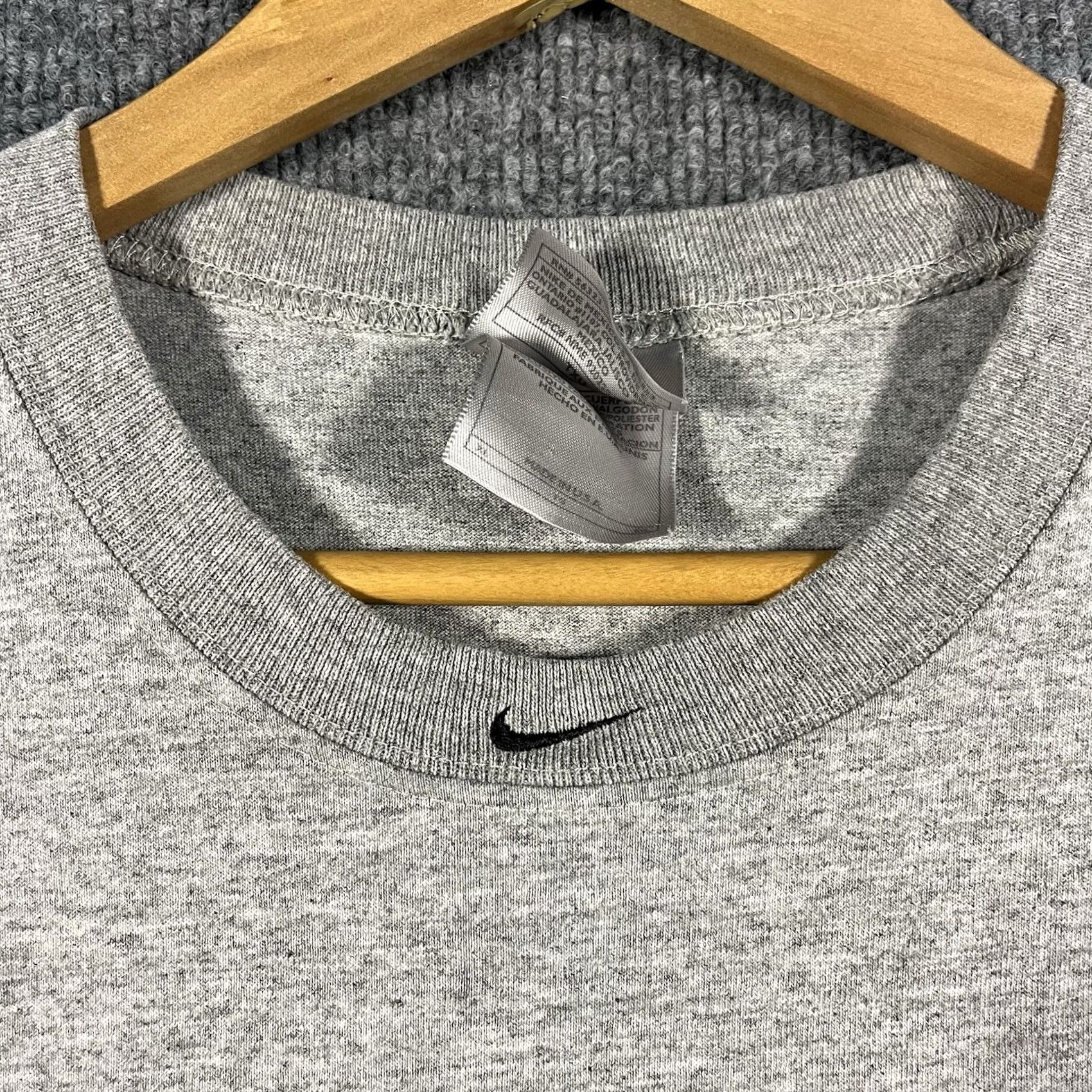 Nike VINTAGE Nike Shirt Mens XL Gray Sleeveless Center Embroidered Swoosh Logo Y2K Size US XL / EU 56 / 4 - 3 Thumbnail