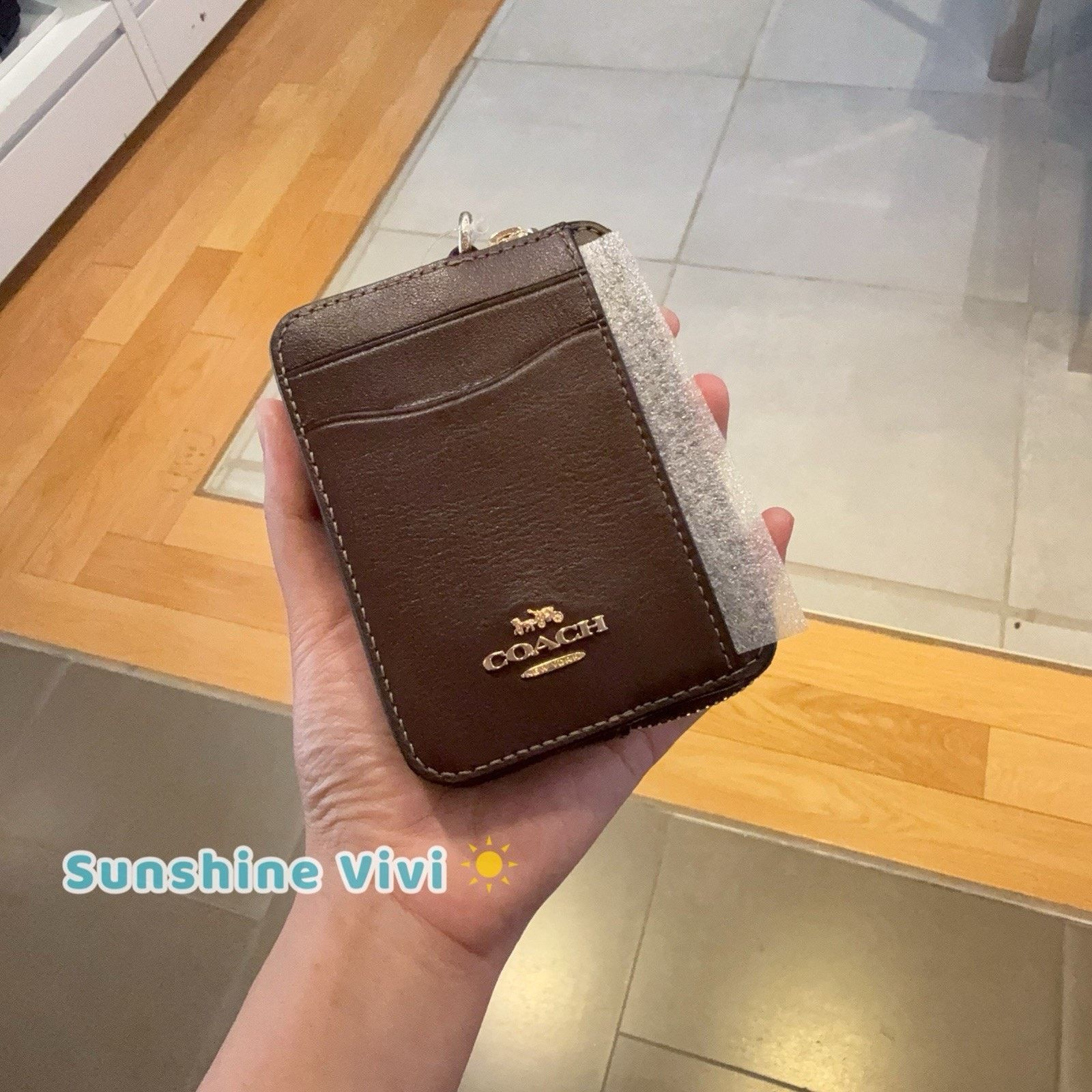 Coach NWT Coach Zip Card Case Gold/Maple Leather CCV89 Size ONE SIZE - 1 Thumbnail