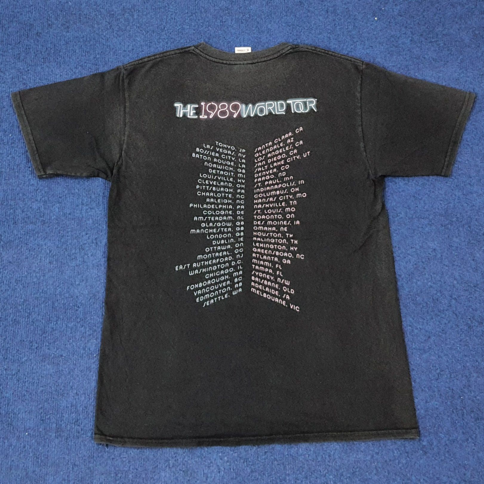 Band Tees × Vintage Vintage Taylor Swift The 1989 World Tour Tshirt C219N34 Size US S / EU 44-46 / 1 - 3 Thumbnail