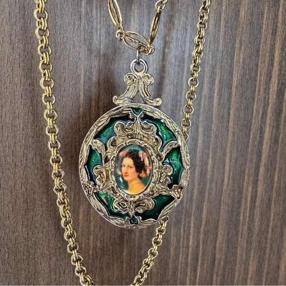 Other Vintage Layered Gold Tone Green Enamel Cameo Female Portrait Size ONE SIZE - 6 Thumbnail