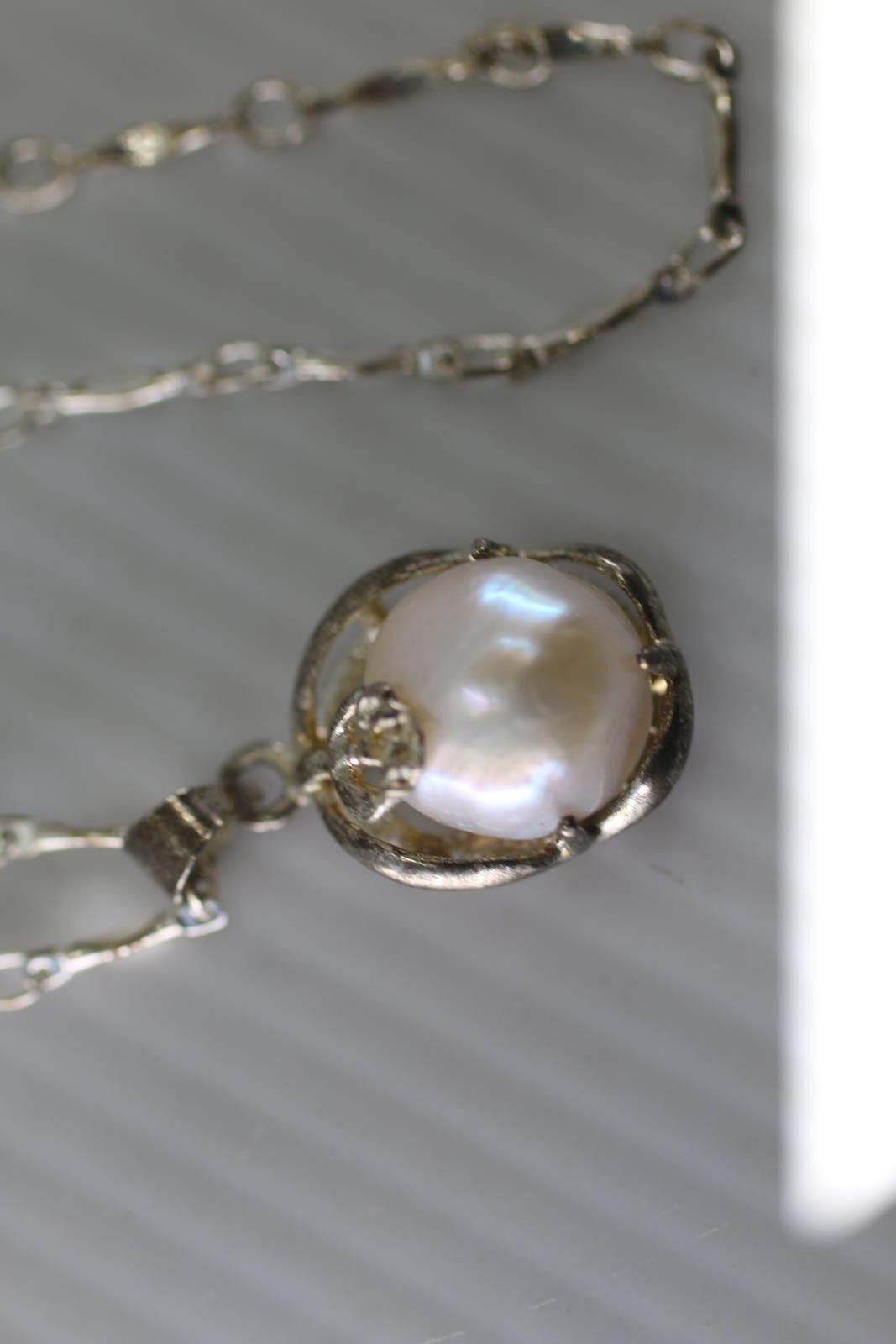 The Unbranded Brand Vintage Silver Tone Pearl Pendant Necklace Single Pearl Size ONE SIZE - 3 Thumbnail