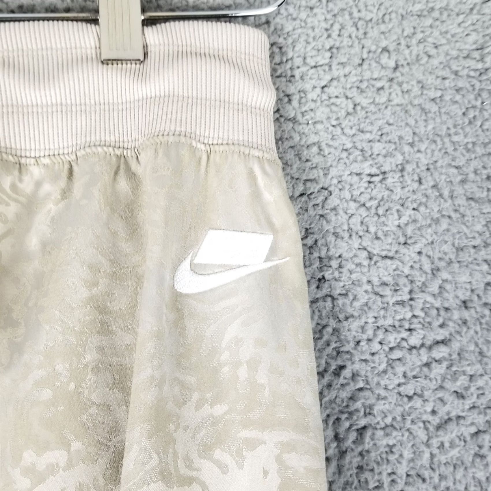 Nike Nike Sportswear Track Pants Women XL Brown Zip Ankles 941887-221 Camouflage Pattern Activewear Pants Size 40" / US 18 - 5 Thumbnail