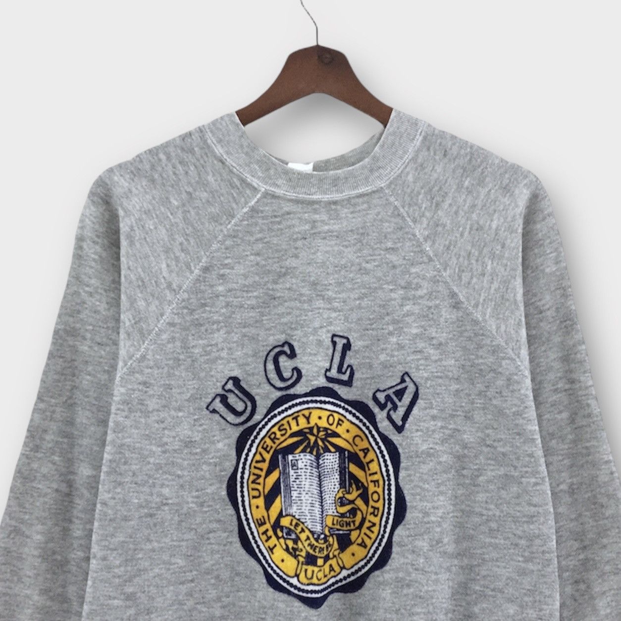 Vintage Rare! Vintage 1970s Ucla Crewneck Velvet Logo Size L / US 10 / IT 46 - 2 Thumbnail
