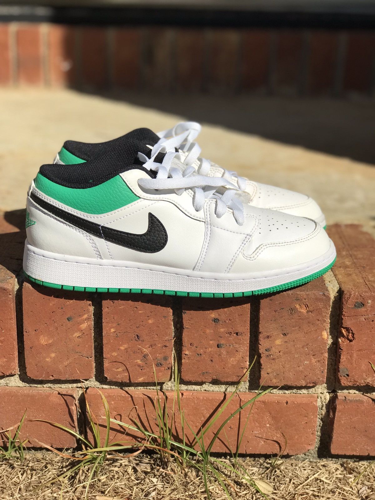 Jordan 1 Low White GS 6.5Y deals (8W)