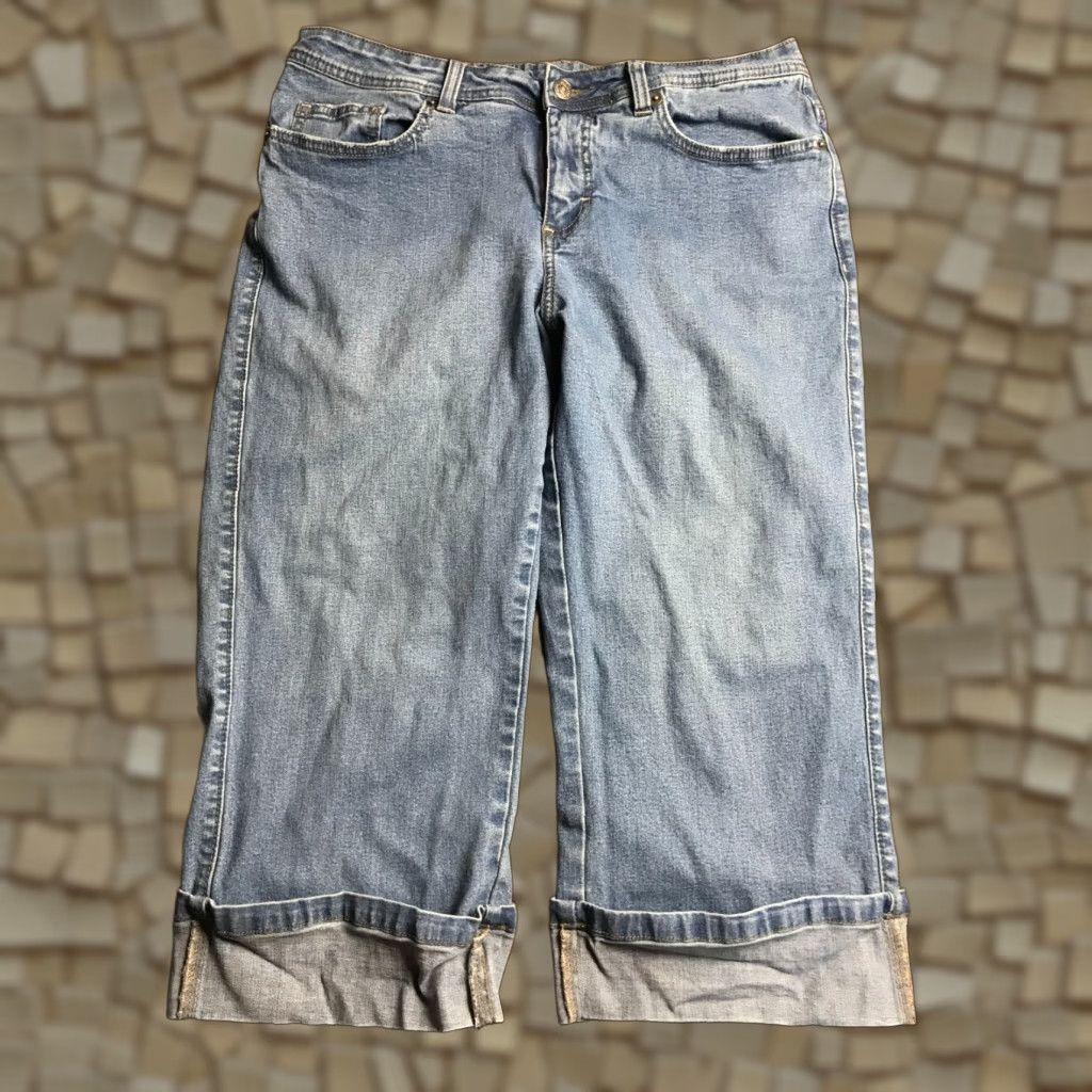 Lee Lee Jeans Women's Capri Jeans 12M Blue Denim Cuffed Pockets Capri Regular 20in Inseam Mid Rise Size 24" / US 00 / IT 34 - 1 Thumbnail