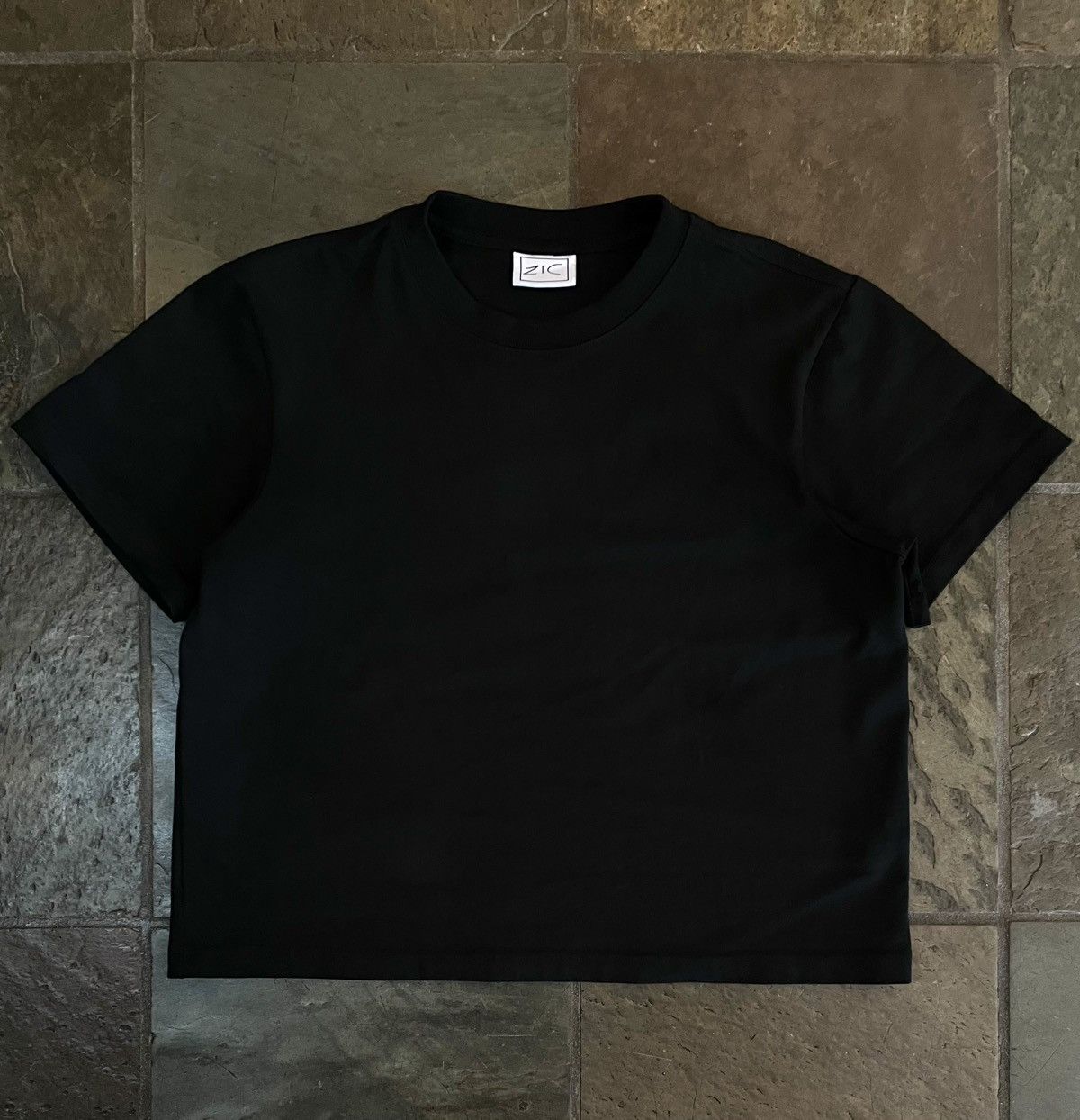 ZICMADE Cropped Black Tee