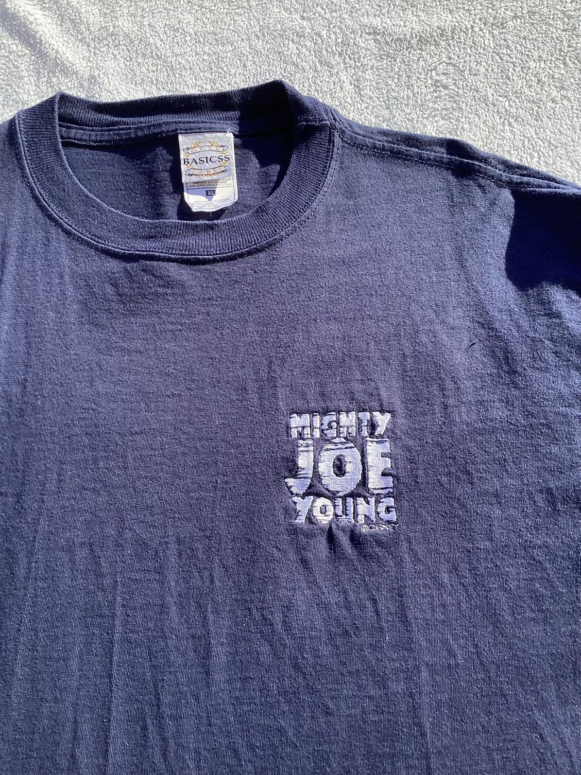 Disney Vintage 90s/Y2K mighty Joe Young Disney adult size XL Tshirt Size US XL / EU 56 / 4 - 2 Thumbnail