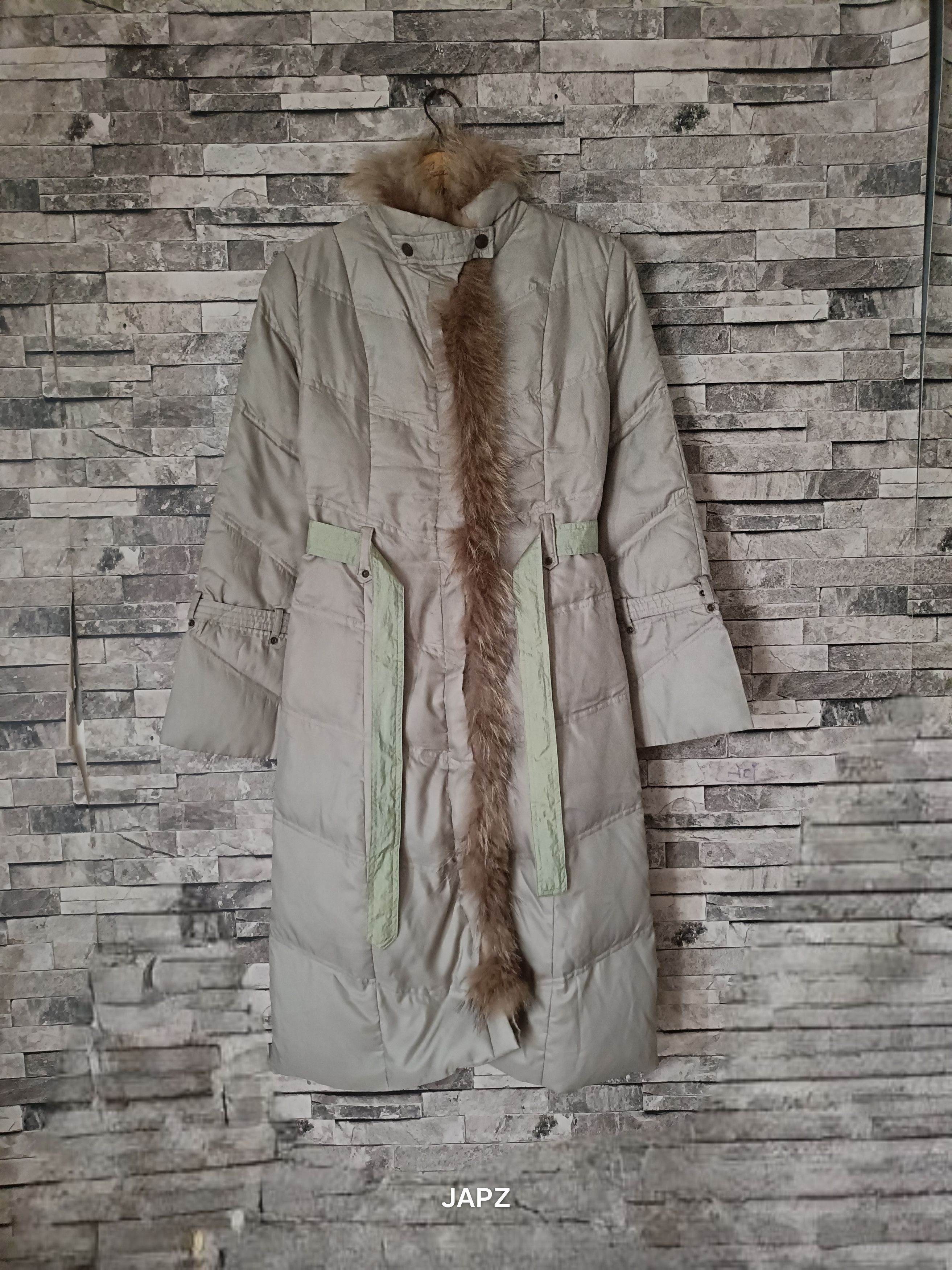 Japanese Brand Beatrice down coat with detachable fur Size XS / US 0-2 / IT 36-38 - 1 Thumbnail