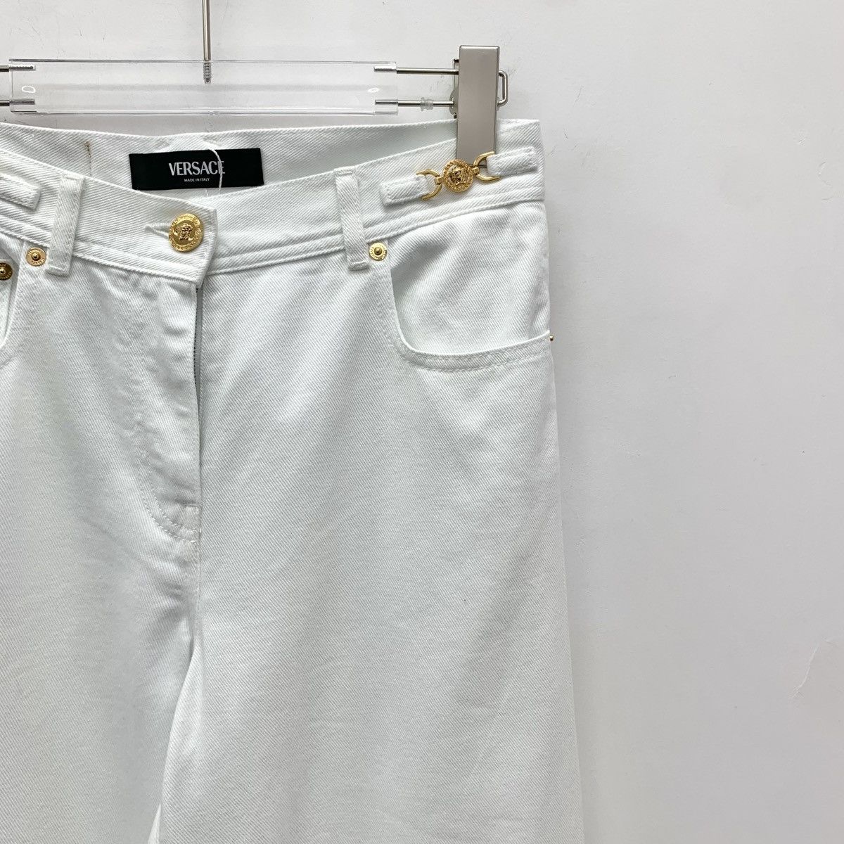 Versace Versace White Casual Pants With Leather Logo Plate K26WX Size 27" / US 4 / IT 40 - 3 Thumbnail