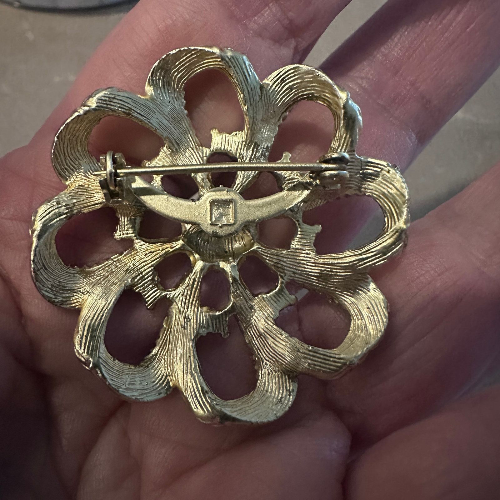 The Unbranded Brand Vintage Gold Tone Filigree Flower Brooch Size ONE SIZE - 7 Thumbnail