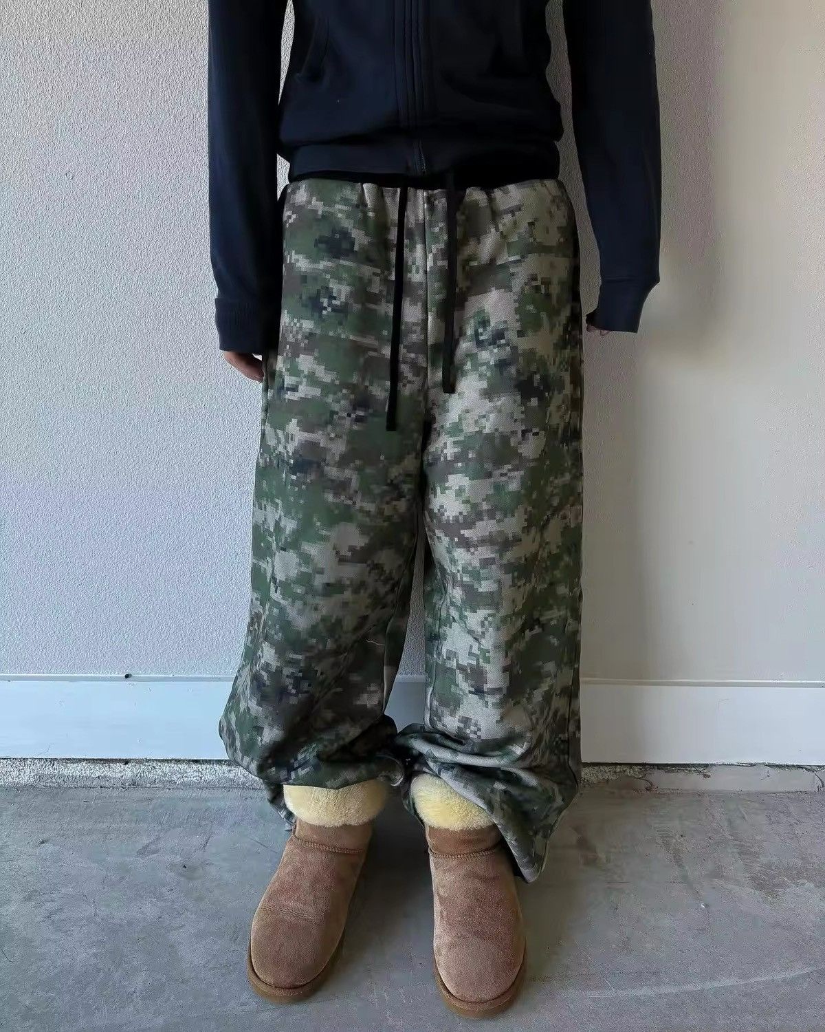 Japanese Brand × Other Camouflage Waist Baggy Sweatpants Size US 33 - 1 Thumbnail