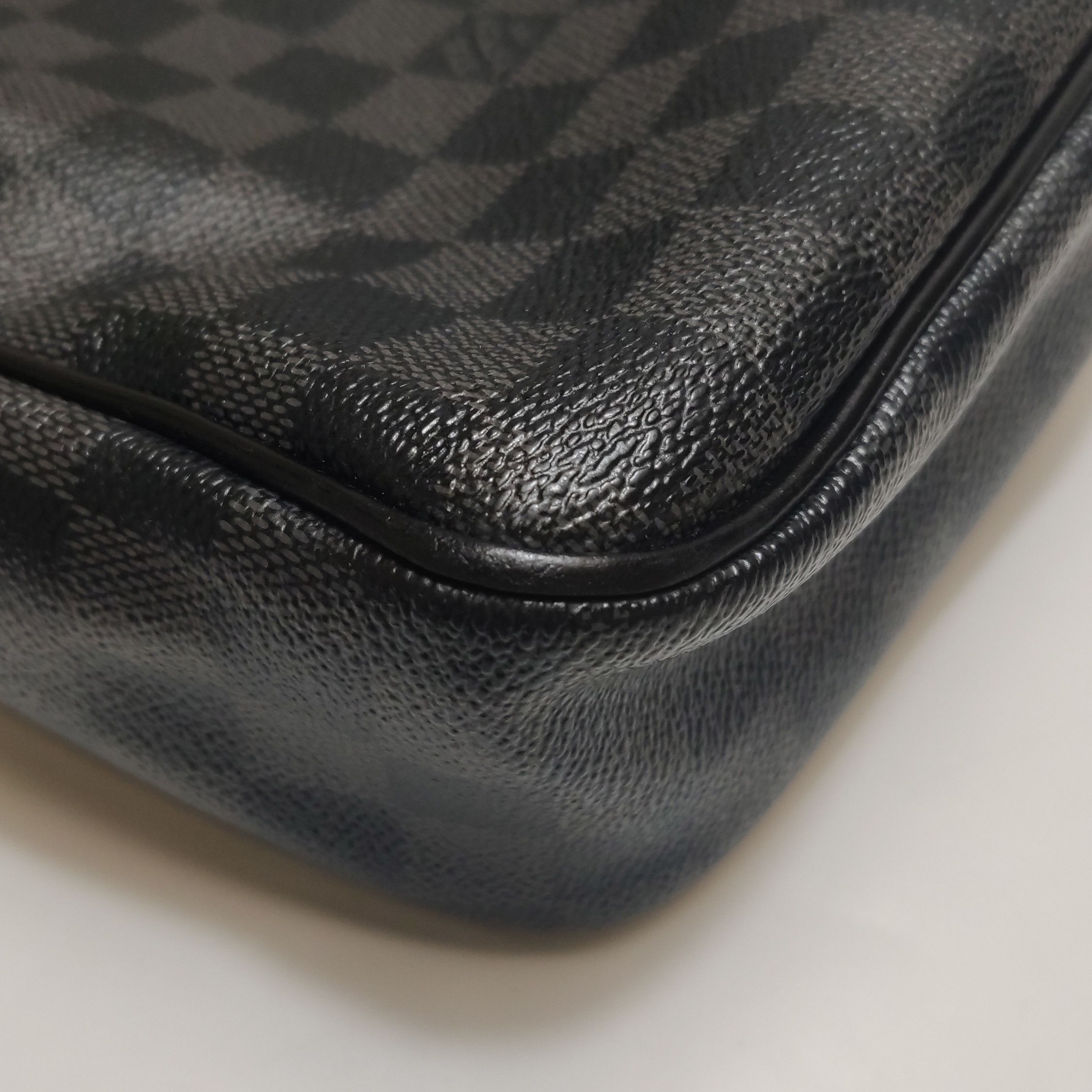 Louis Vuitton Louis Vuitton (LV) District leather checkerboard flap messe Size ONE SIZE - 8 Thumbnail