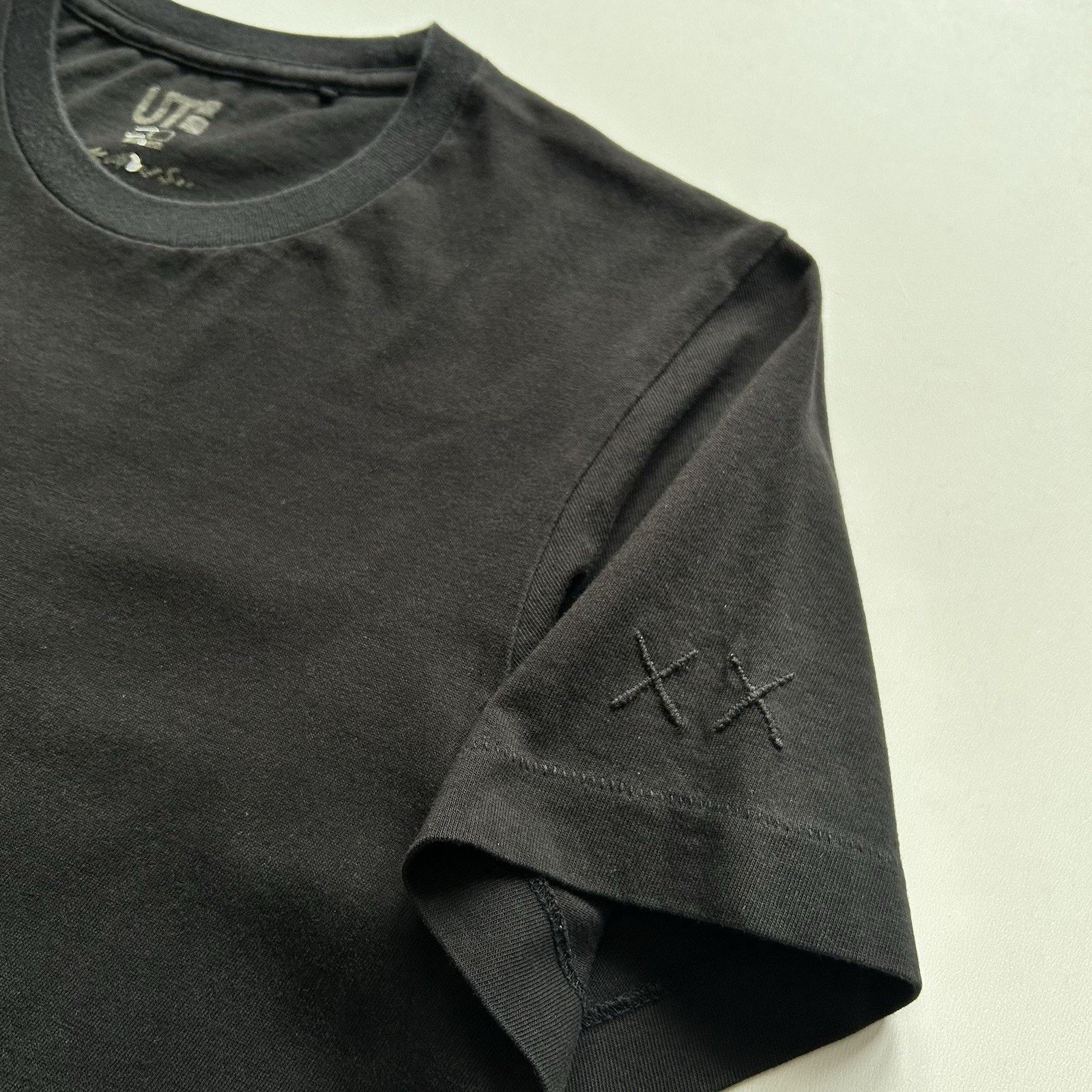 Kaws × Uniqlo KAWS x Uniqlo UT Companion Shirt Black Small Smoke Head XX Size US S / EU 44-46 / 1 - 3 Thumbnail