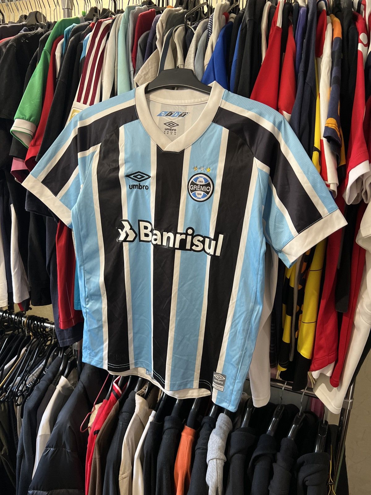 Umbro 2021 BLOKE-CORE UMBRO GREMIO MEMORABILIA HOME FOOTBALL SHIRT Size US S / EU 44-46 / 1 - 2 Thumbnail