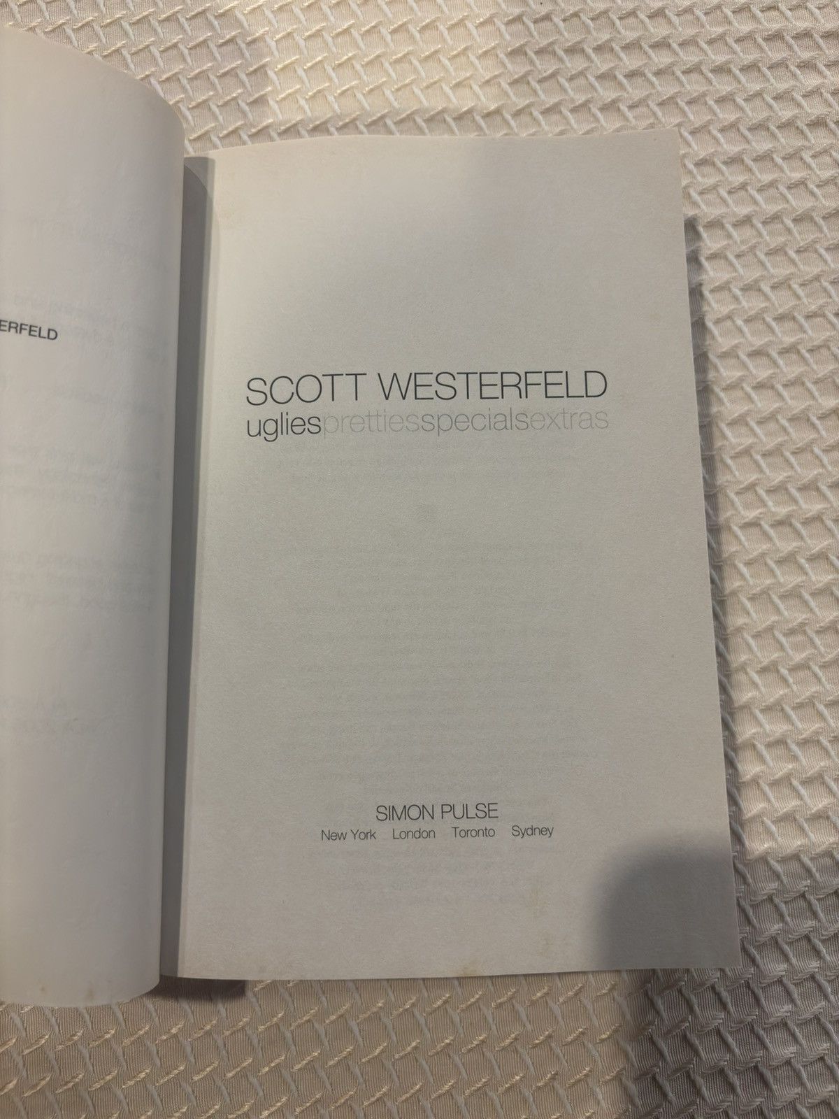Other Uglies by Scott Wsterfeld.xm-202 Size ONE SIZE - 4 Thumbnail