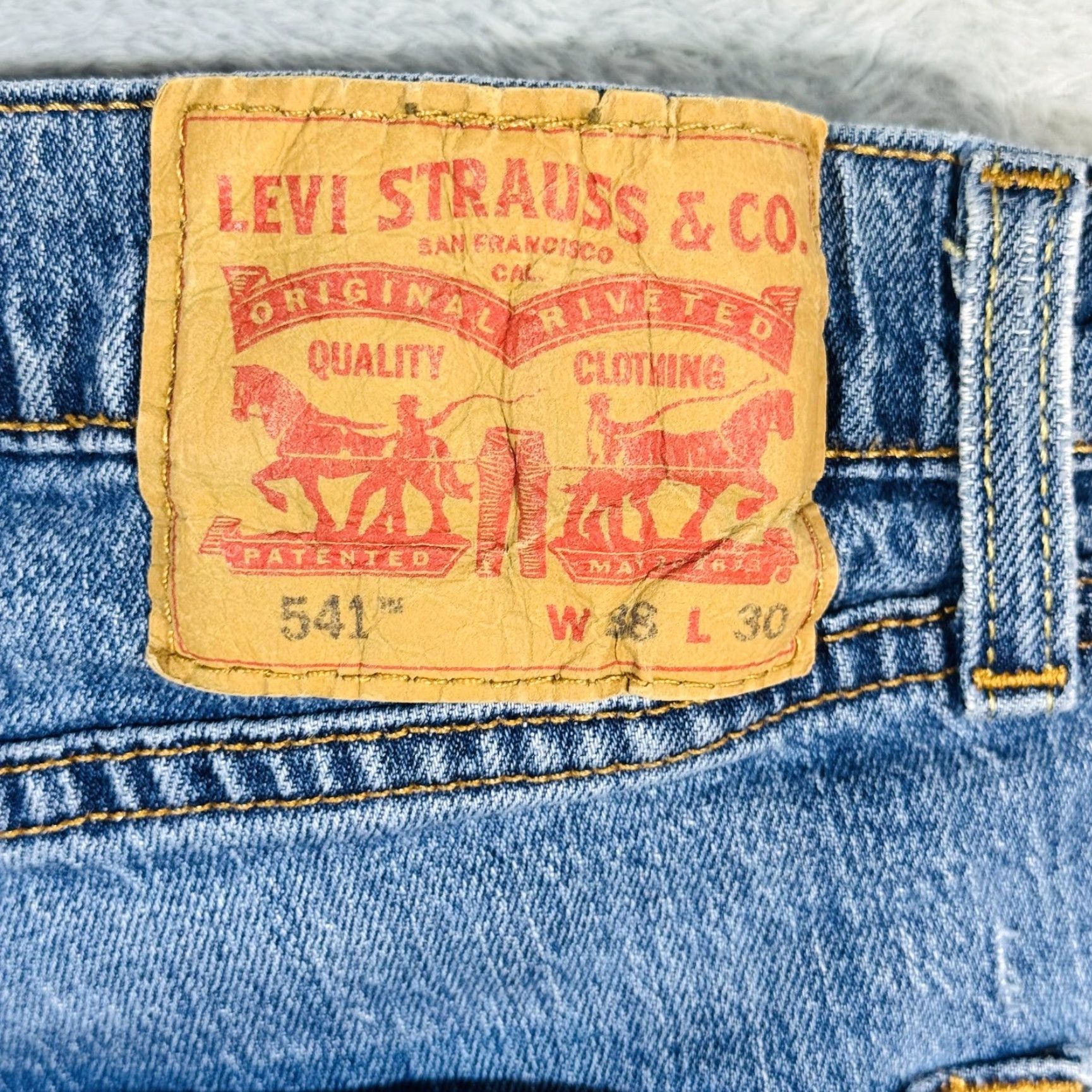 Levi's Levi's 541 Jeans Mens 38x30 Blue Medium Wash Athletic Tapered Zip Fly Denim 5-Pocket Logo Vintage: No Mens Jeans Size US 38 / EU 54 - 7 Thumbnail