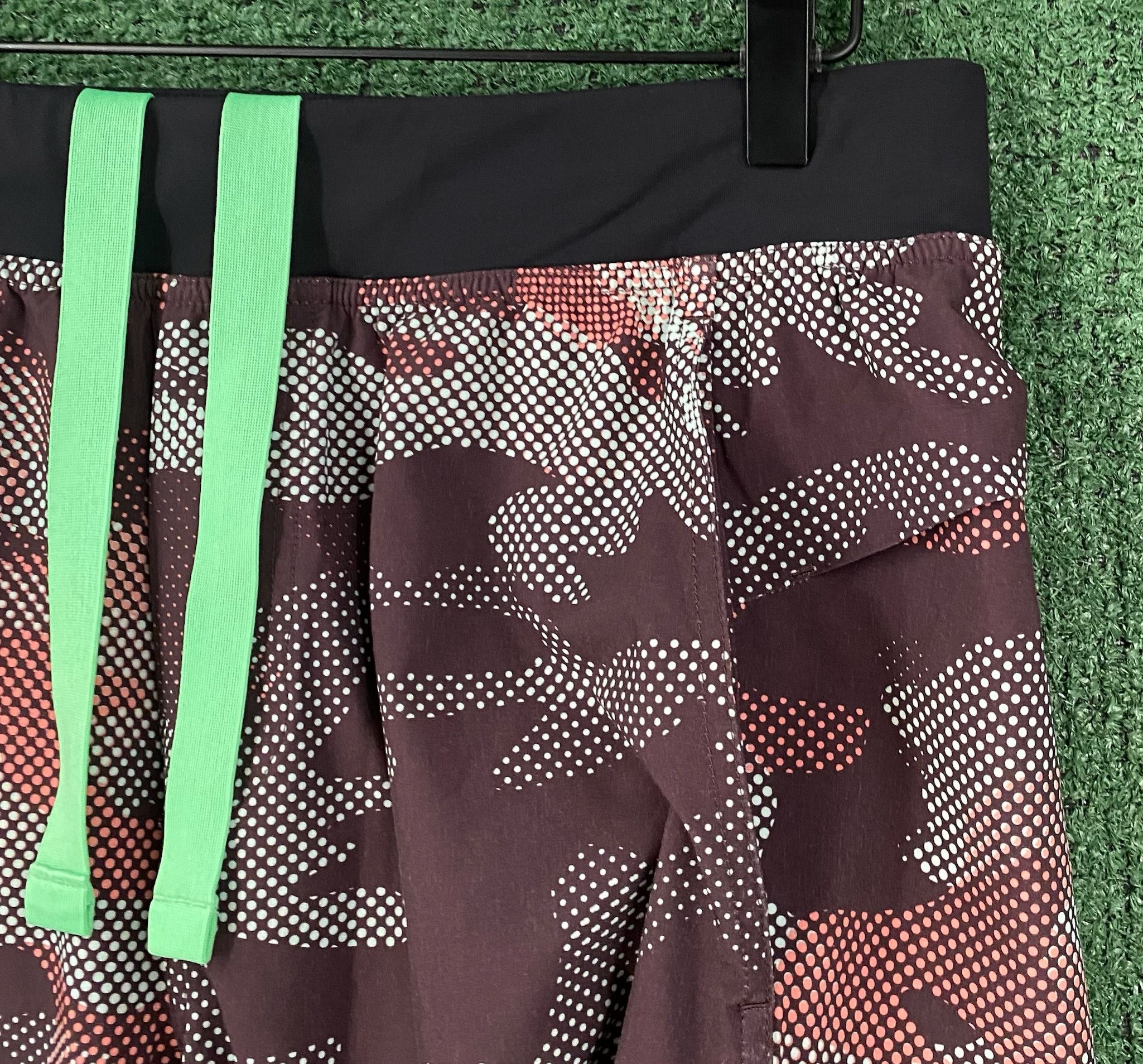 Lululemon Lululemon T.H.E. Short Dot Colorful Camo Shorts Large Size US 36 / EU 52 - 3 Thumbnail