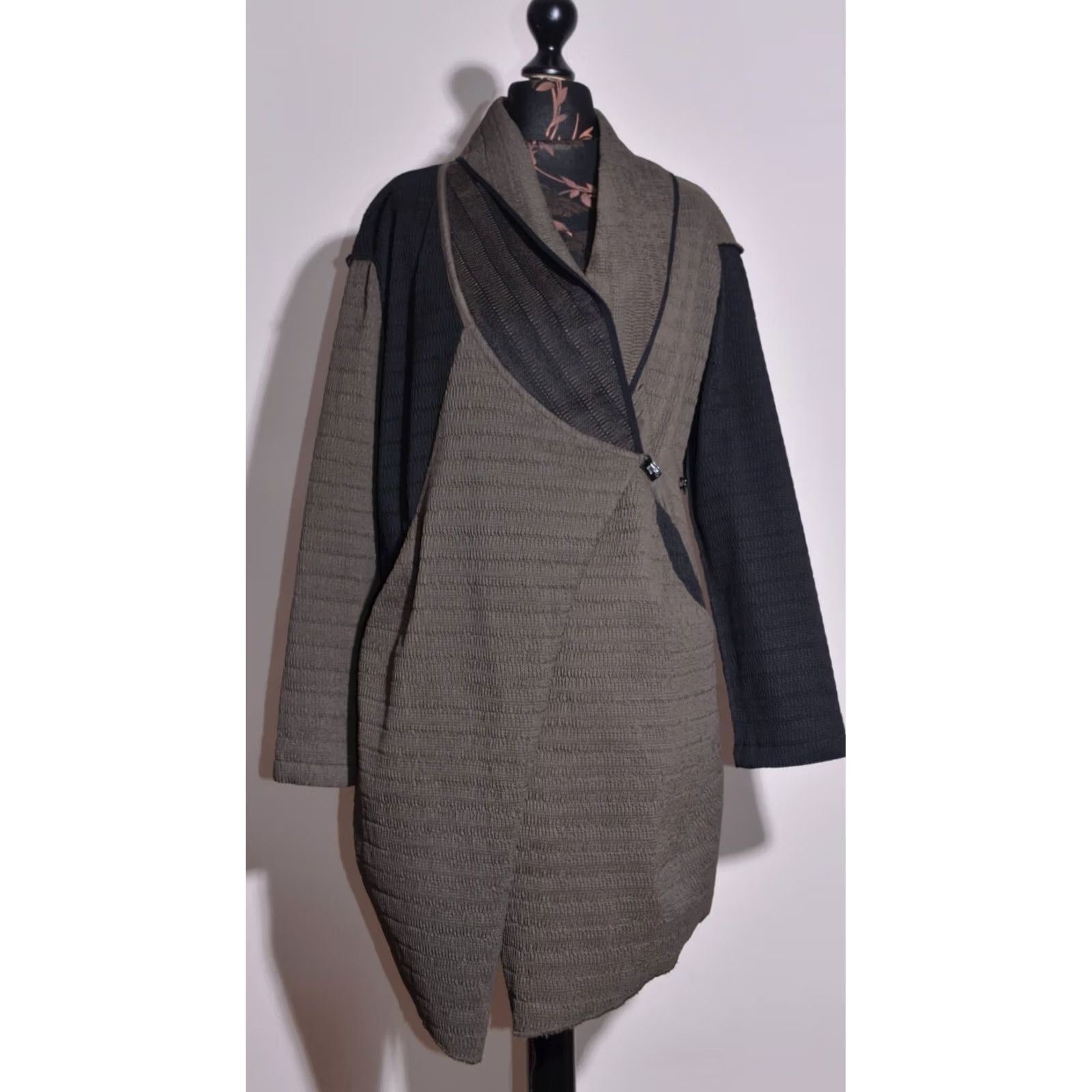 Vintage ABSOLUT by Zebra Jacket Women Regular XS? 1? Black Brown Coat / Overcoat Polyester Mid-Length - Ladies Casual Travel - 1 Adjusted Size XS / US 0-2 / IT 36-38 - 2 Thumbnail