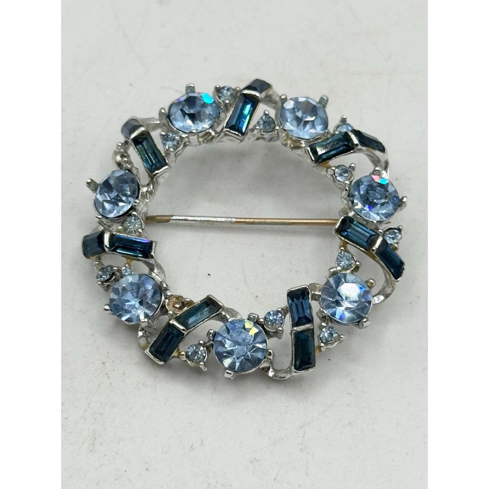 Vintage Vintage blue rhinestone wreath brooch pin Size ONE SIZE - 3 Thumbnail